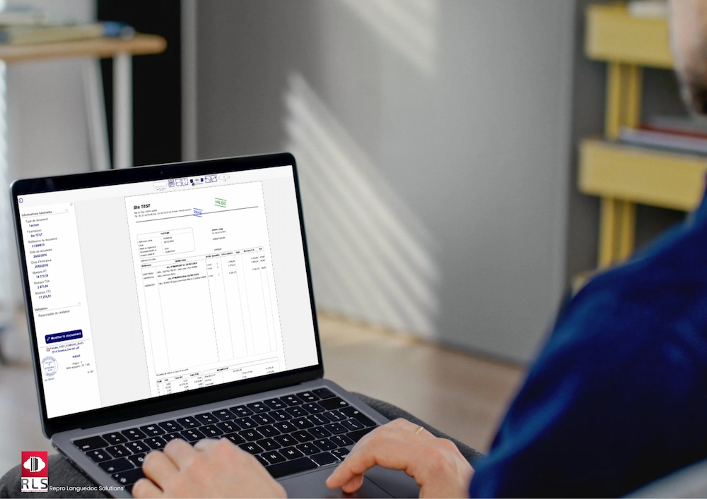 Ordinateur portable qui affiche une facture ouverte dans Zeendoc