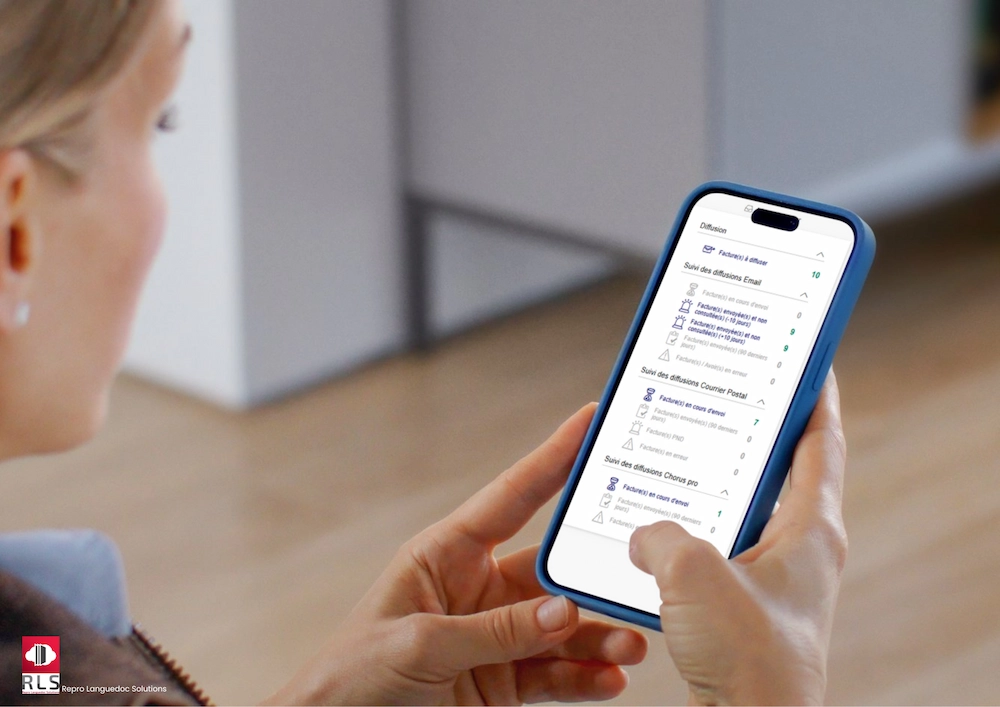 Main qui tient un téléphone ouvert sur l’application Zeendoc